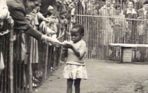 ילדה בשבי בגן חיות אנושי - בלגיה 1958
